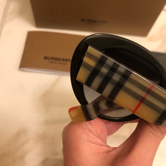 🔥NEW BURBERRY SUNGLASSES 🔥 - Picture 11 of 11